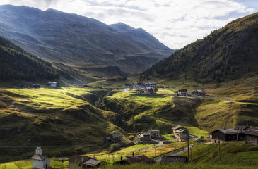 Naklejka premium Mountain landscape with houses in alpine valley