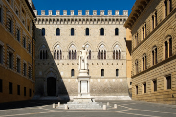 Fototapeta na wymiar Monte dei Paschi di Siena,the oldest bank in the world, in Siena