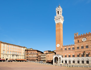 Fototapeta na wymiar Piazza del Campo and the Palazzo Publico on the medieval city of Siena, Italy