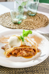 apple strudels