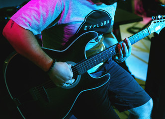 Naklejka premium Man playing guitar on leisure event