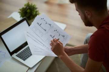 Naklejka premium Checking financial information