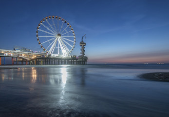 Ein Karussel auf einem Pier in Scheveningen in Den Haag