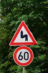  Achtung Doppelkurve und Geschwindigkeitsbegrenzung von 60
