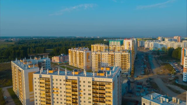 Полет над вечерним микрорайоном города