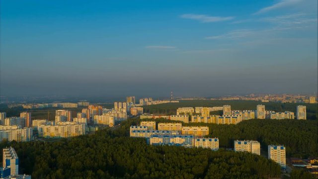 Полет над вечерним микрорайоном города