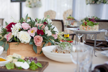 Fototapeta na wymiar Wedding decor. Flowers in the restaurant, food on the table