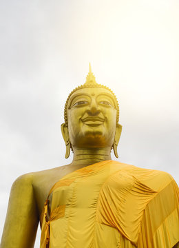Golden Buddha statue, Buddhism Concept of Religion