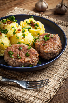 Meatballs served with boiled potatoes.