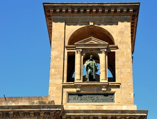 Skulptur auf dem Eckturm der Zentralen Nationalbibliothek von Florenz