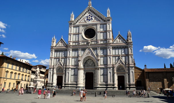 Wei&szlig;e Fassade der Kirche Santa Croce vor strahlend blauem Sommerhimmel