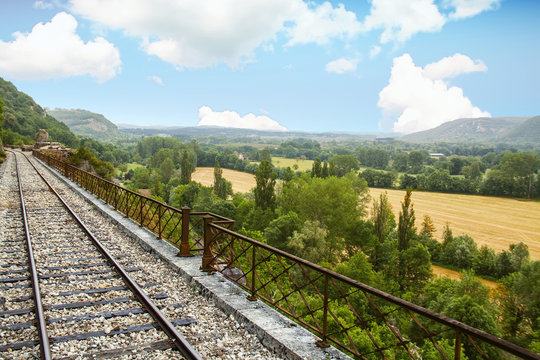 Martel. Panorama sur les voies de chemin de fer et paysage. Lot. Occitanie