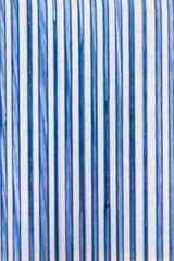 Blaue Streifen als abstrakte Muster auf gealtertem, verblassten retro Buchumschlag