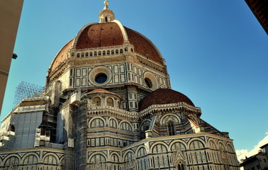 Kuppel der Kathedrale von Florenz vor strahlend blauem Himmel