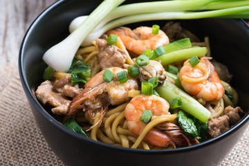 Stir fried yellow noodle 