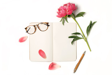 Open notebook with empty pages mockup, pen, glasses and pink peony flower. Blank letter on pink peach background, top down view. - obrazy, fototapety, plakaty