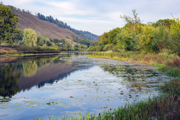 Fototapeta na wymiar Pond in the countryside in autumn