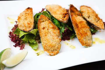Baked mussels with cheese