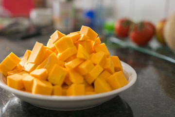 Kürbis in Würfel im Teller