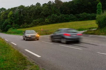 Photo sur Plexiglas Linksabbieger überfährt Stoppschild und entgegenkommendes Auto macht Notbremsung - Turn left overrides stop sign and oncoming car makes emergency braking