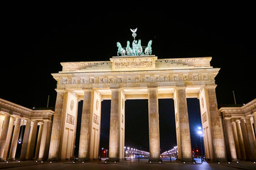 Obraz premium Brandenburger Tor (Brandenburg Gate) panorama, famous landmark in Berlin Germany at night