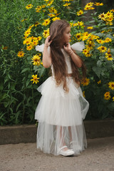 Obraz na płótnie Canvas beautiful girl in white dress