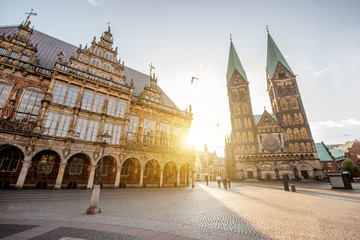View on the Market square with city hall and Saint Peter cathedral during the morning light in Bremen city, Germany - obrazy, fototapety, plakaty
