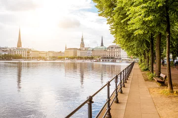 Blick auf die Alster mit Altstadt und Park in Hamburg, Deutschland © rh2010