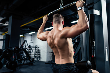 Fototapeta na wymiar muscular sportsman lifting weights