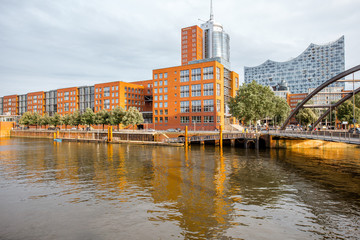 Obraz premium View on the water channel with old bridge and modern office district in Hamburg, Germany