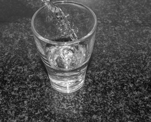 Glas it Wasser füllen - Trinkglas 