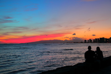 Fototapeta na wymiar ハワイの夕焼けとカップル