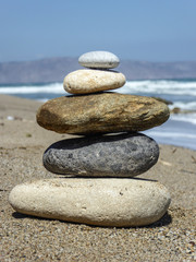 Fototapeta na wymiar Steinestappel am Strand von Kreta