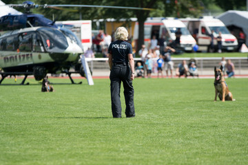 Polizistin mit Sp&uuml;rhund