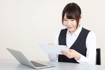 ビジネスウーマン　デスクワーク