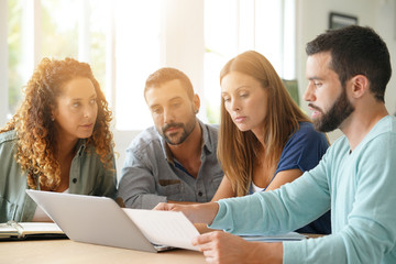 Obraz premium Startup team meeting together around table