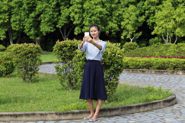 スマートホンをつかっている若い女性