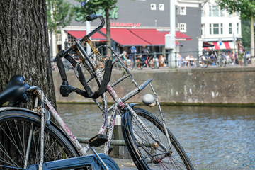 Brücken Grachten und Schiffe in Amsterdam
