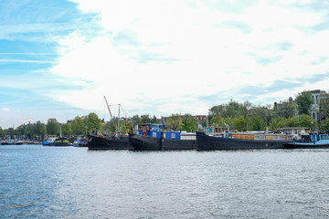 Br&uuml;cken Grachten und Schiffe in Amsterdam