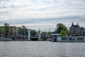 Naklejka premium Brücken Grachten und Schiffe in Amsterdam