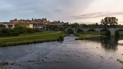 Vista de Carcassonne, el puente viejo y el río Aude. Francia