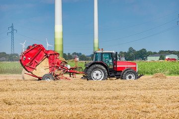 Traktor mit Rundballenpresse auf dem Feld - 0259 © Wolfgang Jargstorff