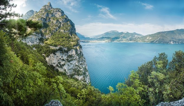 Blick auf den Gardasee (Lago di Garda) im Sommer
