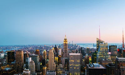Foto auf Leinwand Luftbild auf die Skyline der Stadt in New York City, USA in einer Nacht © Madrugada Verde