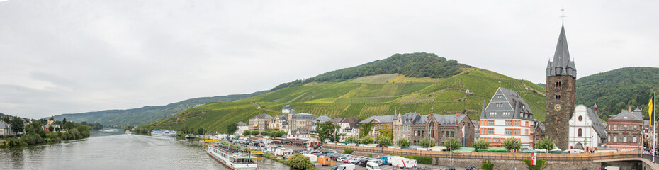 Fototapeta na wymiar Panorama St. Michael und St. Sebastian Kirche Bernkastel-Kues Rheinland-Pfalz