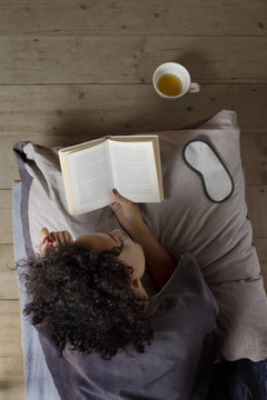 Lesende Frau im Bett