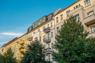 Obraz na płótnie Canvas typical berlin houses in a street at summer