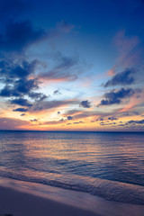Belle scène de plage avec ciel mer et coucher de soleil