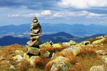 turm aus steinen am gipfel eines berges in der niederen tatra in der slowakei/wunderbarer blick in...