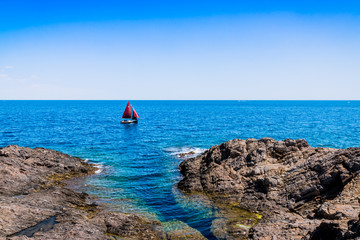 Le voilier sur la mer pr&egrave;s de Collioure